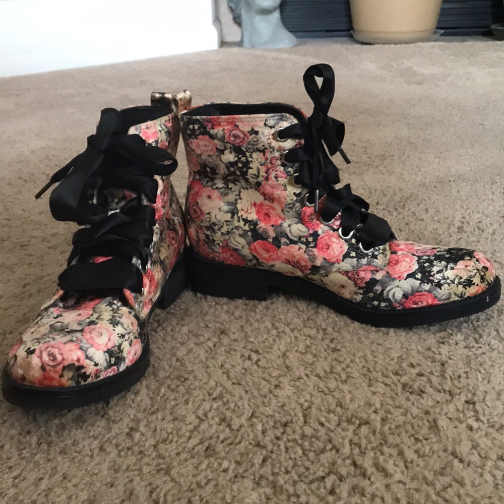 Never worn | Dirty Laundry floral boots